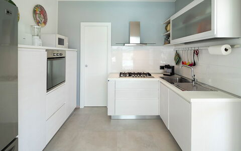 Villa Rossini: Küche, Küchengerät, Countertop, Major Appliance, Cabinetry, Interior Design, Flooring, Holz, Herd, Haushaltsgerät