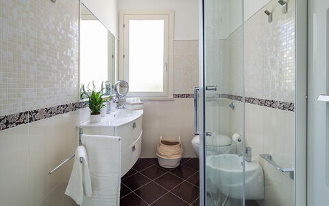 Villa Rossini: Badezimmer, Armatur, Bad Sink, Flooring, Sinken, Toilette, Interior Design, Fussboden, Toilleten Sitz, Zapfhahn