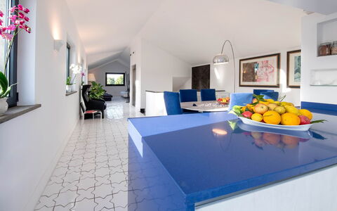 The Ivy Villa: Blau, Interior Design, Flooring, Fussboden, Decke, Küche, Möbel, Fliese, Countertop, Zimmer