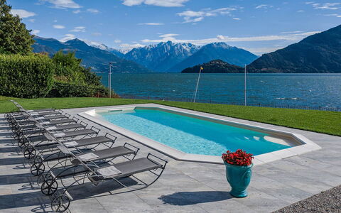 Villa Angela: Wasser, Schwimmbad, Gartenmöbel, Resort, Gebirge, Freizeit, Schatten, Sonnenliege, Eco Hotel, Alpen