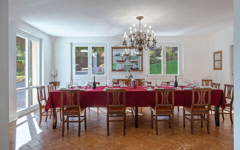 Villa Angela: Möbel, Interior Design, Flooring, Tabelle, Decke, Holz, Stuhl, Esszimmer, Zimmer, Light Fixture