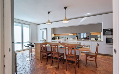 Villa Angela: Möbel, Interior Design, Flooring, Küche, Countertop, Fussboden, Holz, Stuhl, Decke, Küche & Esszimmer Tisch