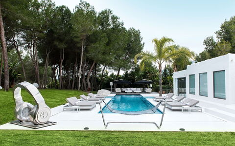 Villa Sound: Schwimmbad, Gartenmöbel, Resort, Schatten, Garten, Landscaping, Sonnenliege, Freizeit, Design