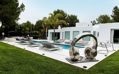 Villa Sound: Schwimmbad, Garten, Resort, Schatten, Landscaping, Gartenmöbel, Freizeit, Estate, Rasen