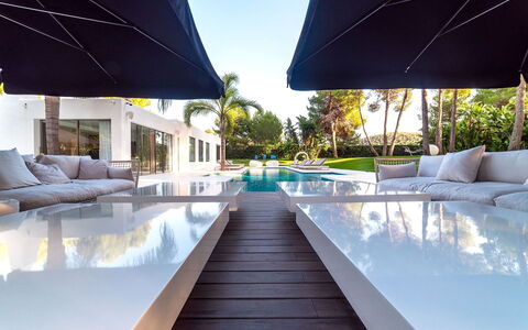 Villa Sound: Schwimmbad, Resort, Gartenmöbel, Eco Hotel, Möbel, Verbundwerkstoff, Schatten, Freizeit, Landscaping