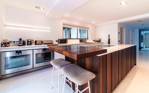 Villa Sound: Interior Design, Möbel, Flooring, Countertop, Küche, Holz, Decke, Cabinetry, Light Fixture, Küchengerät