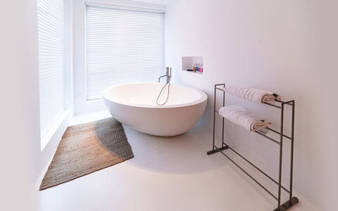 Villa Sound: Interior Design, Flooring, Badewanne, Fussboden, Armatur, Badezimmer, Installation, Zapfhahn, Fliese