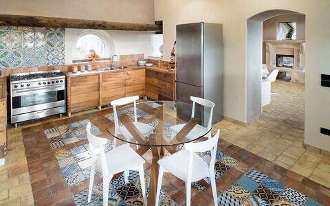Villa Magical Tower: Möbel, Flooring, Interior Design, Fussboden, Küche, Holz, Countertop, Stuhl, Beleuchtung, Fliese