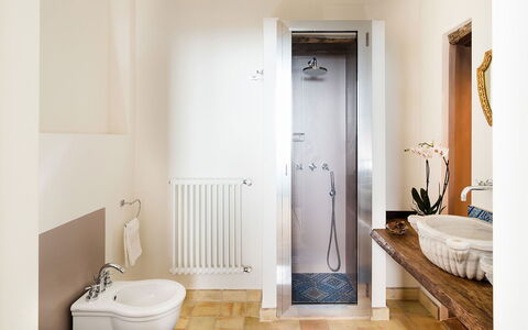Villa Magical Tower: Badezimmer, Flooring, Armatur, Fussboden, Wand, Interior Design, Holz, Zapfhahn, Installation, Fliese