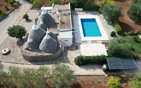 Trulli Maria: Schwimmbad, Resort, Estate, Hazienda, Villa, Regenschirm, Landscaping, Bauernhaus, Gartenmöbel, Eco Hotel