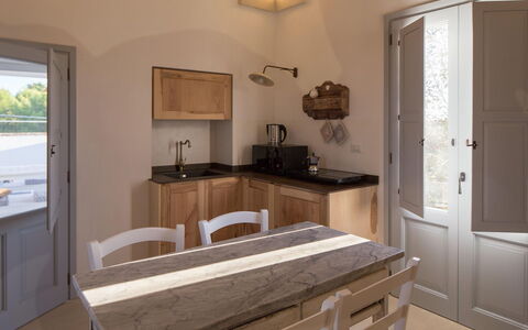 Villa Salentina: Möbel, Flooring, Holz, Interior Design, Fussboden, Küche, Countertop, Decke, Cabinetry, Beleuchtung