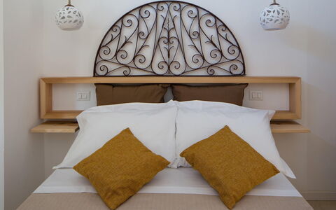 Villa Salentina: Bett, Bedding, Schlafzimmer, Möbel, Bettdecke, Interior Design, Holz, Linens, Textil, Dekokissen