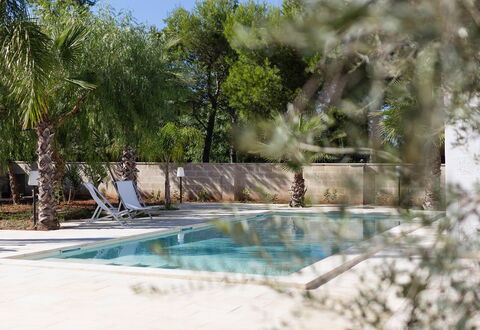 Villa Salentina: Schwimmbad, Resort, Gartenmöbel, Verbundwerkstoff, Schatten, Sonnenliege, Eco Hotel, Landscaping, Water Feature