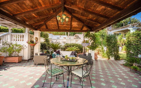 Villa Martina: Flooring, Fussboden, Möbel, Garten, Resort, Blumentopf, Stuhl, Outdoor Struktur, Veranda, Terrasse