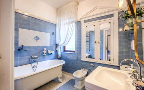 Villa Martina: Blau, Armatur, Interior Design, Flooring, Badezimmer, Fussboden, Bad Sink, Zapfhahn, Badewanne, Installation