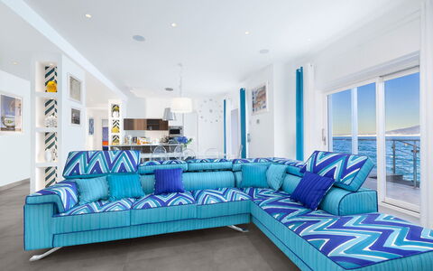 Villa Marina Grande: Blau, Möbel, Couch, Interior Design, Wohnzimmer, Textil, Fussboden, Flooring, Dekokissen
