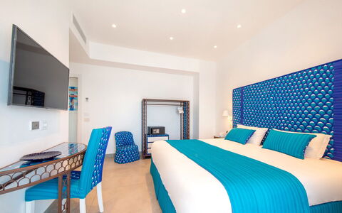 Villa Marina Grande: Blau, Möbel, Interior Design, Resort, Stuhl, Linens, Schlafzimmer, Hotel, Dekokissen, Bett