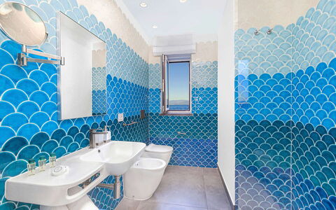 Villa Marina Grande: Blau, Flooring, Interior Design, Fussboden, Fliese, Armatur, Hintergrund, Badezimmer, Mosaik, Installation