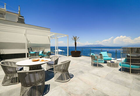 Villa Marina Grande: Blau, Gartenmöbel, Schwimmbad, Resort, Möbel, Meer, Stuhl, Ozean, Schatten, Küste