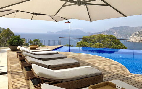 Villa Serrano: Möbel, Regenschirm, Gartenmöbel, Schwimmbad, Sonnenliege, Stuhl, Resort, Schatten, Tisch Im Freien, Terrasse