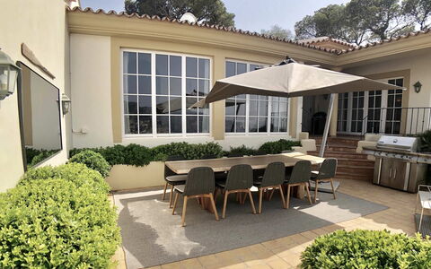 Villa Serrano: Möbel, Gartenmöbel, Tabelle, Stuhl, Tisch Im Freien, Schatten, Regenschirm, Küche & Esszimmer Tisch, Terrasse, Garten
