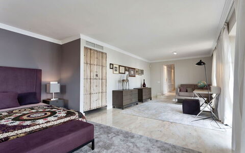 Villa Serrano: Möbel, Flooring, Interior Design, Fussboden, Decke, Holz, Bett, Zimmer, Schlafzimmer, Wohnung