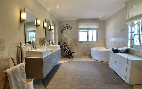 Villa Serrano: Interior Design, Flooring, Fussboden, Armatur, Badezimmer, Möbel, Zuhause, Badezimmerschrank, Beleuchtung, Zapfhahn