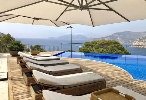 Villa Serrano: Möbel, Regenschirm, Gartenmöbel, Schwimmbad, Sonnenliege, Stuhl, Resort, Schatten, Tisch Im Freien, Terrasse