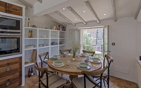 Casa Naomi: Möbel, Interior Design, Flooring, Stuhl, Wand, Esszimmer, Tabelle, Holz, Decke, Küche & Esszimmer Tisch