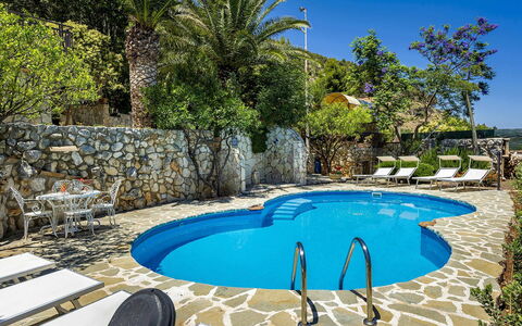 Villa Jamie: Blau, Schwimmbad, Gartenmöbel, Resort, Möbel, Eco Hotel, Flagstone, Schatten, Stuhl, Freizeit