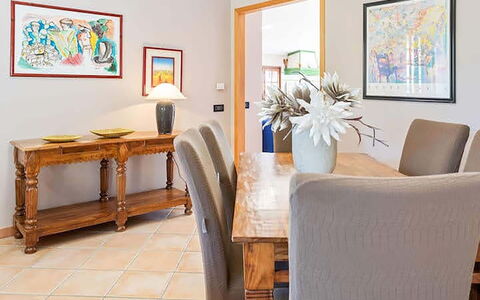 Villa Jamie: Möbel, Interior Design, Flooring, Tabelle, Fussboden, Holz, Zimmer, Stuhl, Esszimmer, Küche & Esszimmer Tisch