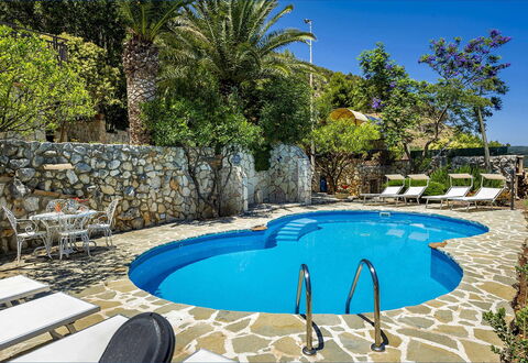 Villa Jamie: Blau, Schwimmbad, Gartenmöbel, Resort, Möbel, Eco Hotel, Flagstone, Schatten, Stuhl, Freizeit