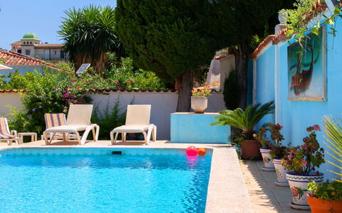Sandra: Wasser, Pflanze, Eigentum, Blau, Schwimmbad, Azurblau, Blumentopf, Gartenmöbel, Stuhl, Baum