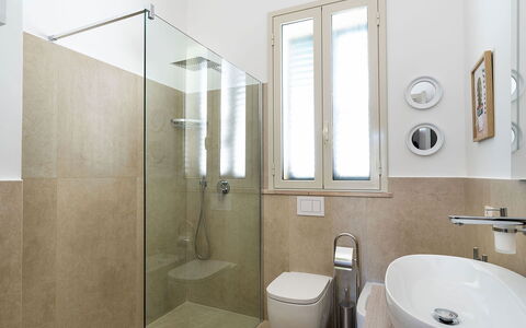 Ippocampo: Badezimmer, Flooring, Armatur, Fussboden, Toilette, Wand, Interior Design, Toilleten Sitz, Sinken, Zapfhahn