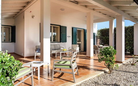 Kalimba: Möbel, Flooring, Fussboden, Gartenmöbel, Veranda, Stuhl, Schatten, Terrasse, Tisch Im Freien, Outdoor Struktur