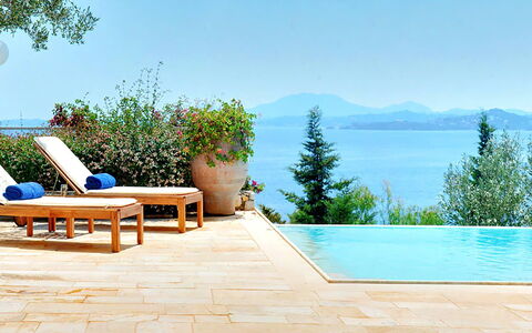 Red Villa: Schwimmbad, Flooring, Resort, Gartenmöbel, Fussboden, Schatten, Blumentopf, Flagstone, Regenschirm, Eco Hotel