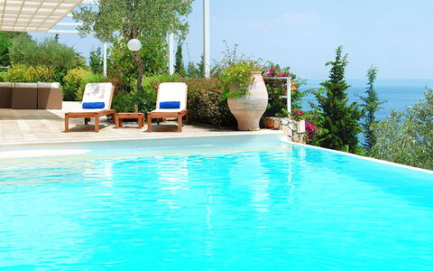 Red Villa: Blau, Schwimmbad, Resort, Blumentopf, Möbel, Eco Hotel, Stuhl, Gartenmöbel, Schatten, Zimmerpflanze