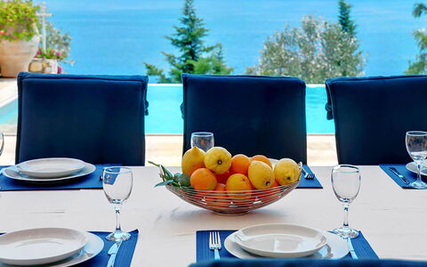 Red Villa: Möbel, Blau, Geschirr, Tabelle, Stuhl, Servierware, Meer, Interior Design, Küche & Esszimmer Tisch, Restaurant