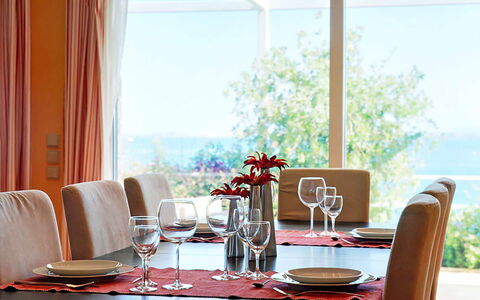 Red Villa: Möbel, Tabelle, Geschirr, Interior Design, Stuhl, Textil, Esszimmer, Kelche, Tischdecke, Küche & Esszimmer Tisch