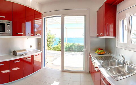 Red Villa: Flooring, Küche, Möbel, Interior Design, Major Appliance, Fussboden, Zuhause, Countertop, Cabinetry, Küchengerät
