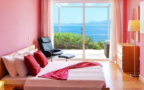 Red Villa: Möbel, Interior Design, Schlafzimmer, Bett, Textil, Fussboden, Zimmer, Flooring, Zuhause, Bettdecke