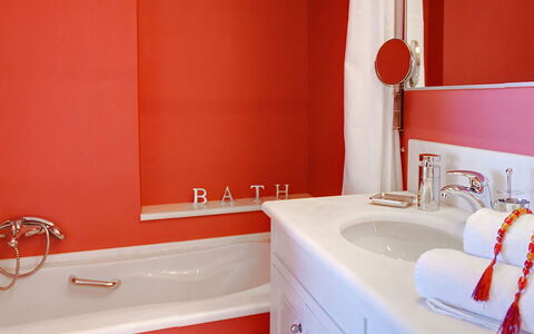 Red Villa: Rot, Wand, Armatur, Badezimmer, Orange, Interior Design, Zapfhahn, Bad Sink, Installation, Flooring