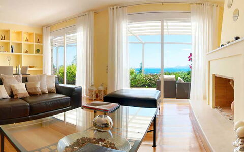 Villa Aspro: Möbel, Interior Design, Flooring, Fussboden, Couch, Tabelle, Zimmer, Wohnzimmer, Decke, Beleuchtung