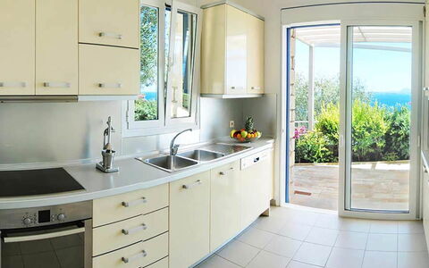 Villa Aspro: Küche, Möbel, Countertop, Küchengerät, Flooring, Interior Design, Holz, Major Appliance, Cabinetry, Zuhause