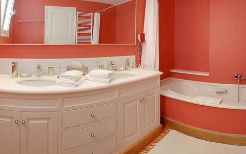 Villa Aspro: Armatur, Badezimmer, Rot, Wand, Interior Design, Flooring, Bad Sink, Badezimmerschrank, Fussboden, Zapfhahn
