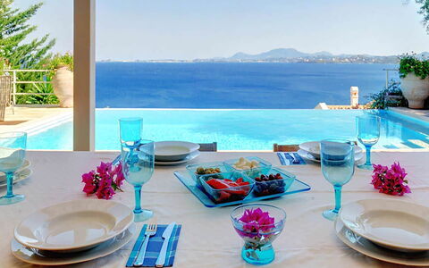 Villa Azzurra: Blau, Möbel, Tabelle, Geschirr, Interior Design, Stuhl, Resort, Gartenmöbel, Meer, Schwimmbad