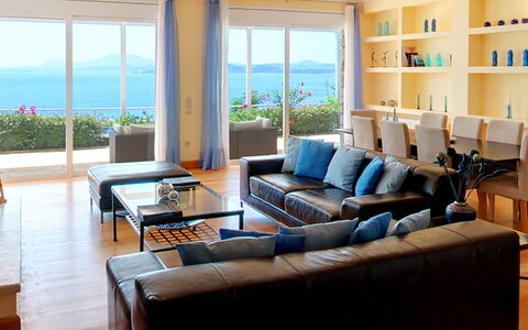 Villa Azzurra: Möbel, Interior Design, Tabelle, Couch, Flooring, Decke, Fussboden, Stuhl, Zimmer, Wohnzimmer