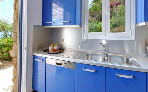 Villa Azzurra: Blau, Küche, Küchengerät, Major Appliance, Spüle, Countertop, Sinken, Cabinetry, Armatur, Zuhause