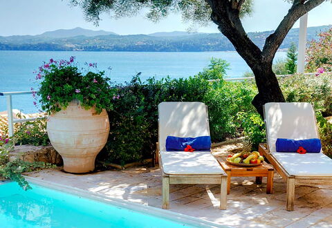 Villa Azzurra: Blau, Blume, Blumentopf, Möbel, Sommer, Gartenmöbel, Resort, Schwimmbad, Zimmerpflanze