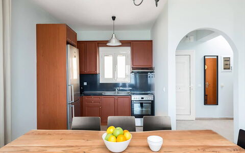 Villa Treasure: Möbel, Interior Design, Flooring, Küche, Holz, Cabinetry, Fussboden, Stuhl, Countertop, Major Appliance